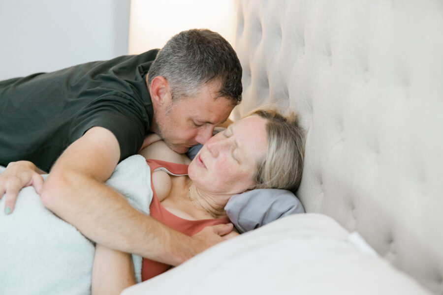 dad supports mom during birth